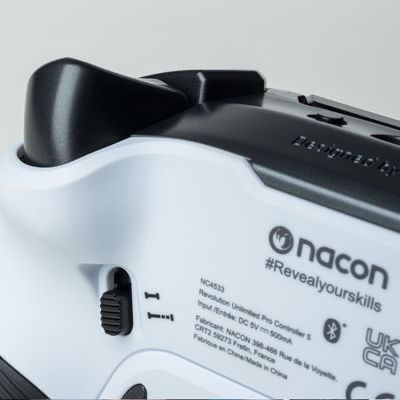 NACON Revolution 5 Pro Manette de jeu sans fil PlayStation sous licence officielle pour PS5 / PS4 / PC - Effet Hall, butées de déclenchement, boutons mappables, audio Bluetooth - Noir – Image 2