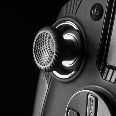 NACON Revolution 5 Pro Manette de jeu sans fil PlayStation sous licence officielle pour PS5 / PS4 / PC - Effet Hall, butées de déclenchement, boutons mappables, audio Bluetooth - Noir – Image 3